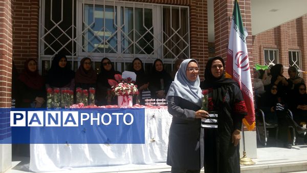 جشن روز معلم در دبستان عذرا پورشهریاری با برنامه های ویژه برگزار شد