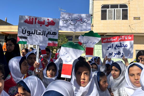 حضور حماسی دانش‌آموزان در راهپیمایی باشکوه ۱۳ آبان ماه در سورمق