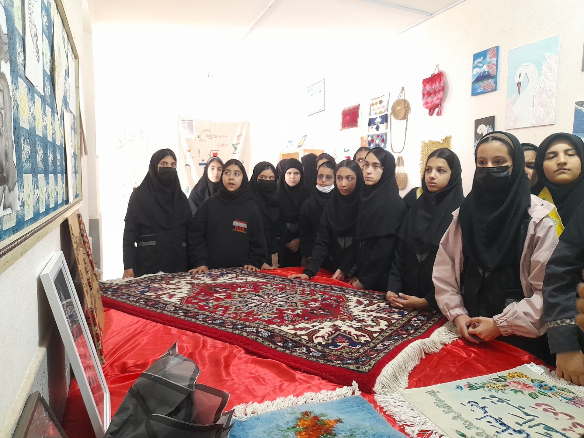 بازدید دانش آموزان  آموزشگاه تکتم از نمایشگاه کانون امام خمینی (ره) 