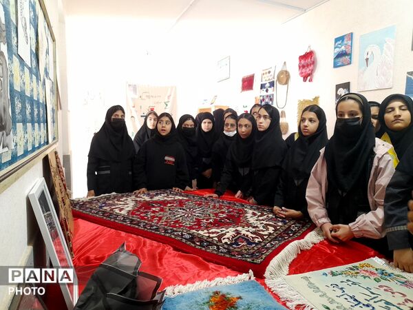 بازدید دانش آموزان  آموزشگاه تکتم از نمایشگاه کانون امام خمینی (ره) 