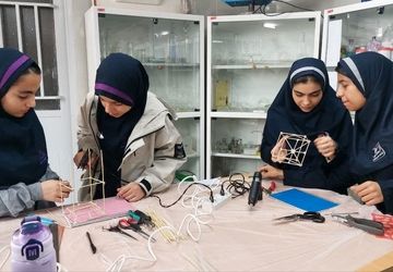 کارسوق سازه های سرنگی در دبیرستان دخترانه شاهدبحرینیان ناحیه۴ اصفهان