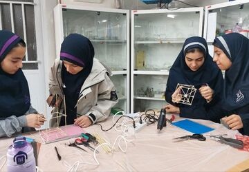 کارسوق سازه های سرنگی در دبیرستان دخترانه شاهدبحرینیان ناحیه۴ اصفهان