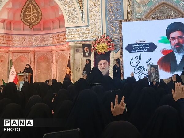 اجتماع بیعت بانوان با رهبر انقلاب اسلامی  در حرم مطهر رضوی