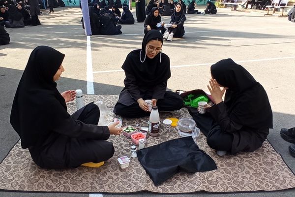 صبحانه سالم به‌مناسبت هفته بهداشت‌روان در دبیرستان شاهد‌ ندای‌فاطمه(س) ناحیه 2 شهرری 