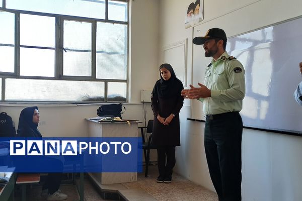 گرامیداشت هفته نیروی انتظامی در مدرسه یادگار امام ورامین