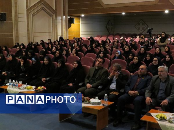 دیدار مشاور وزیر در امور زنان با دانشجویان دانشگاه فرهنگیان 