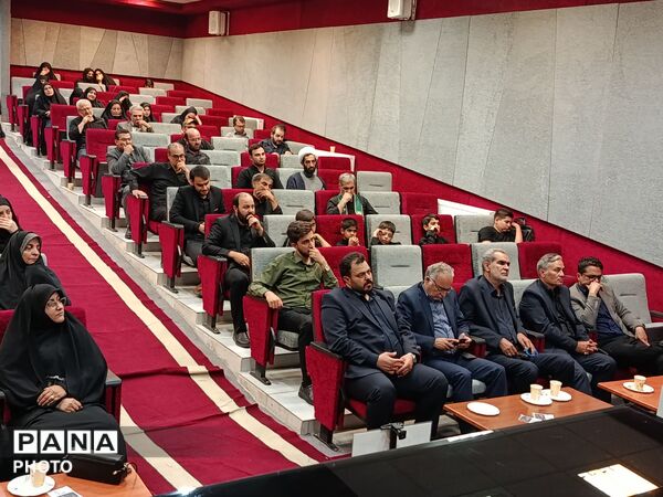 مراسم بزرگداشت رهبر شهید در دبیرستان فرزانگان ۴ در ناحیه یک مشهد  