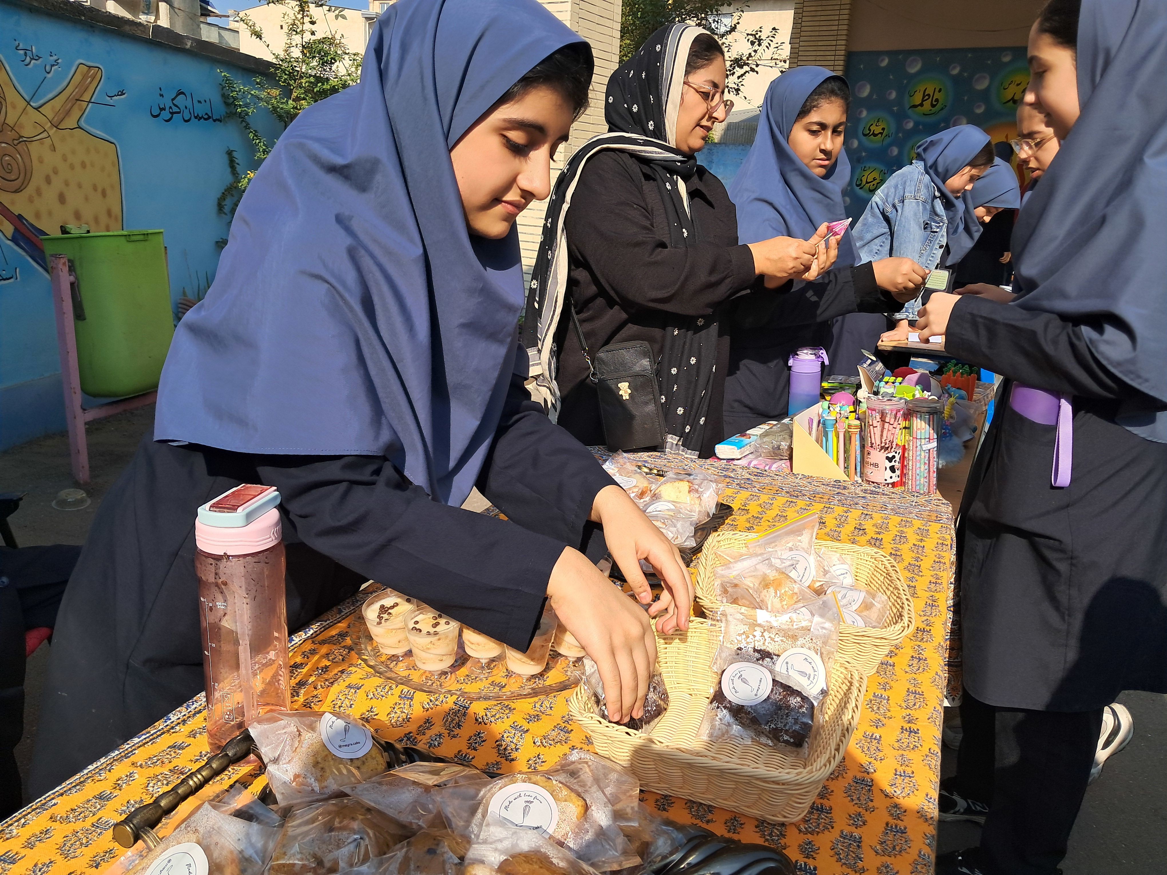 بازارچه دست‌ساخته‌های دانش‌آموزی در دبیرستان بهار آزادی قائمشهر