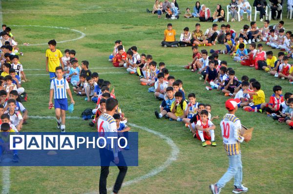 اختتامیه کلاس‌های اوقات فراغت فوتبال در سالن تربیت‌بدنی شهید عابدی