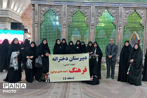 هم‌نوایی دانش‌آموزان منطقه ۵ تهران با سرود «باید برخاست» در سوگواری رهبر شهید