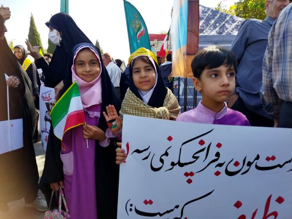 روز دانش‌آموز، روز خروشِ آگاهی و شادابی