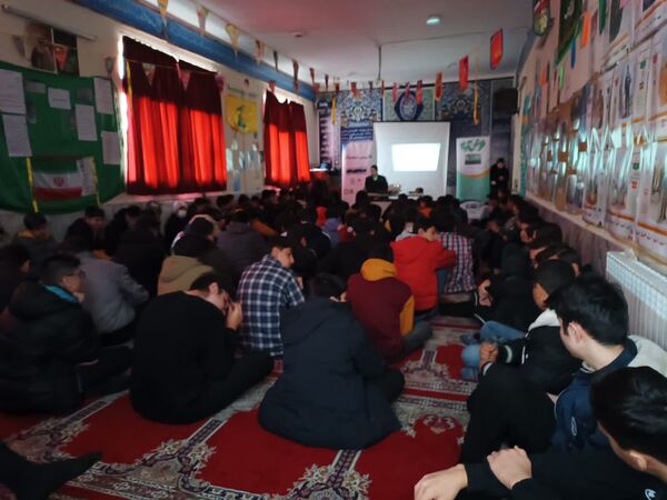 کارگاه آموزشی پیشگیری از آسیب‌های فضای مجازی در دبیرستان رجایی