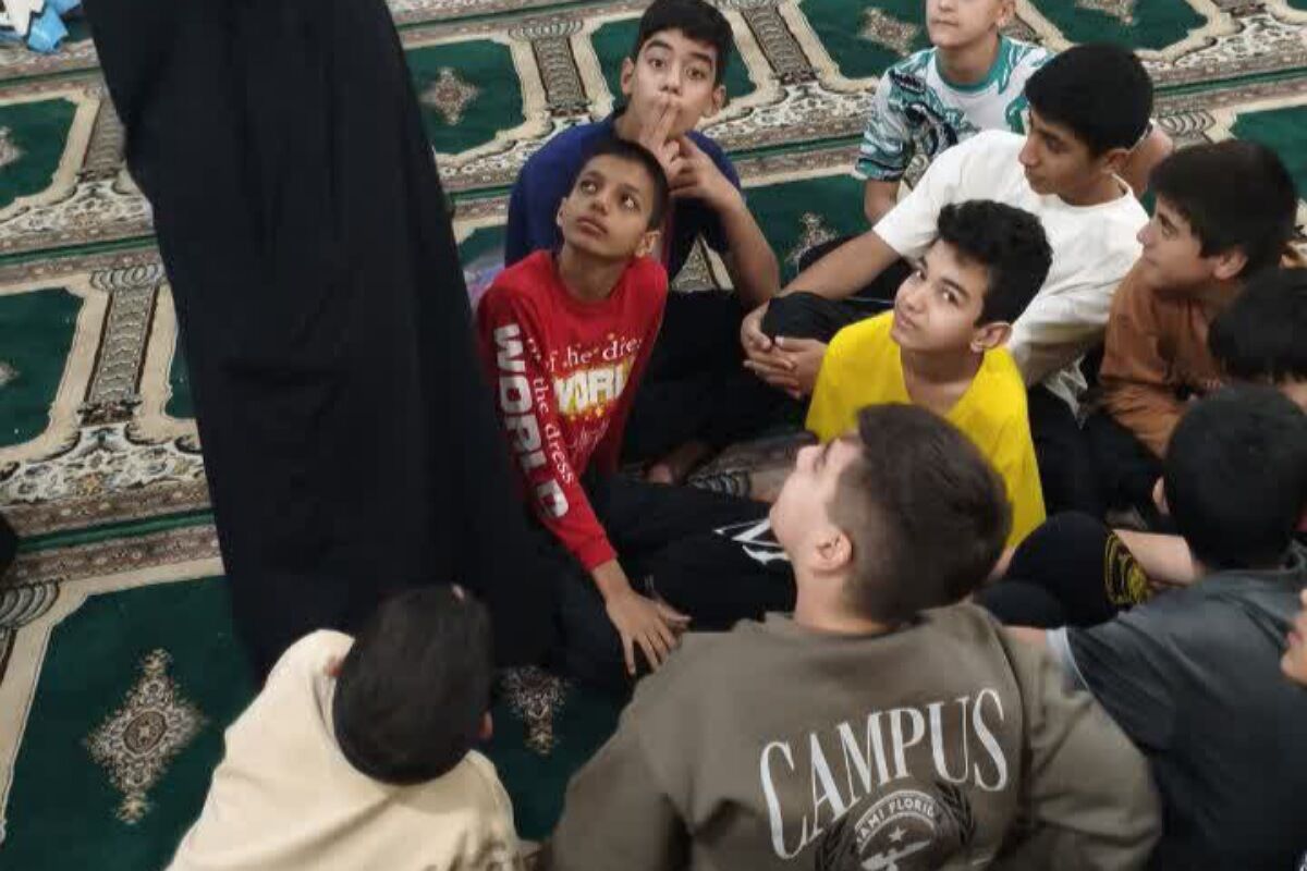 اعتکاف دانش آموزی در مسجد حضرت ابوالفضل قیامدشت