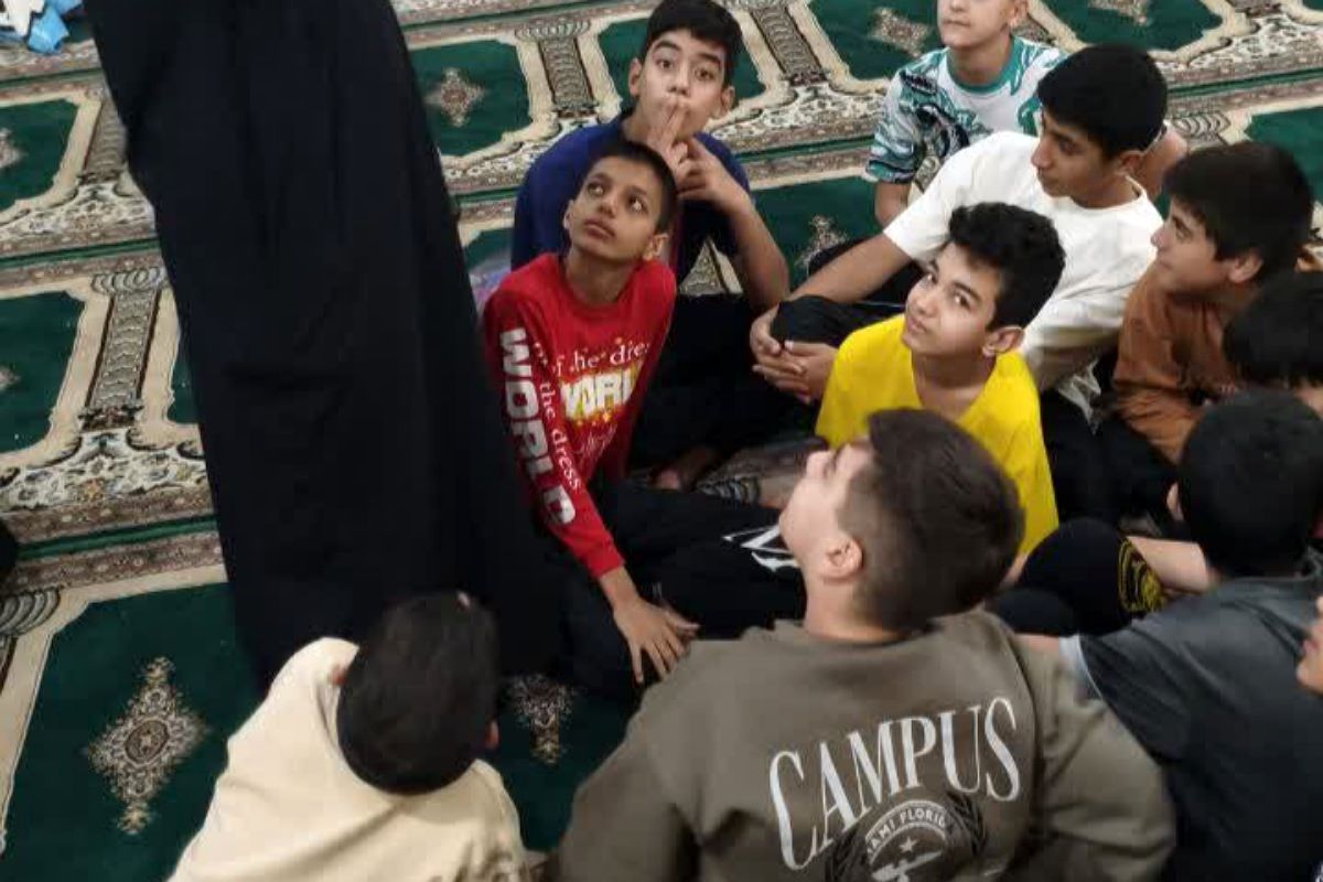 اعتکاف دانش آموزی در مسجد حضرت ابوالفضل قیامدشت