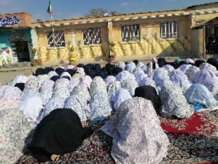 اقامه نماز باران  در دبستان ناهید نخودی 