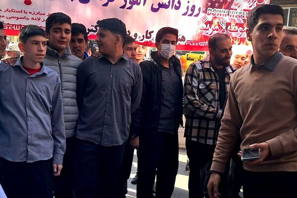 حضور پرشور دانش‌آموزان مدارس شهرستان دماوند، در راهپیمایی یوم‌الله ۱۳ آبان