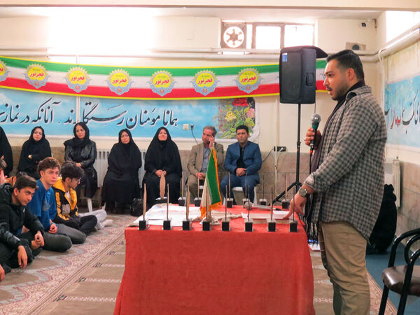 جشن انقلاب و کلنگ زنی زمین چمن دبیرستان شاهد امام حسین (ع)