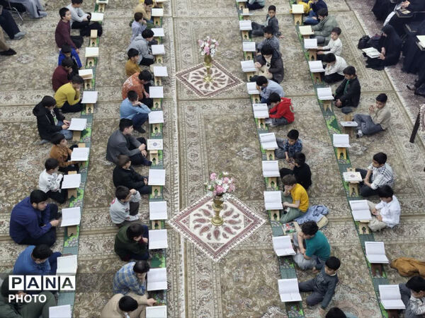 آیین جزءخوانی نوجوانان قمی در بقعه ابن بابویه 