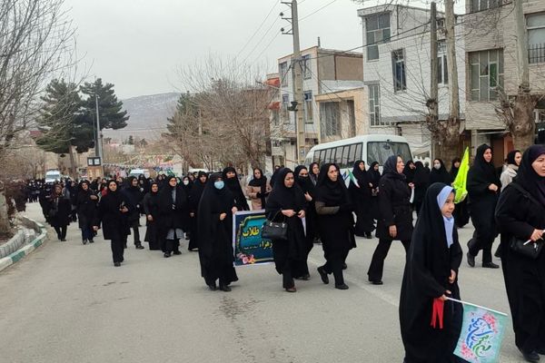 دانش‌آموزان دالاهو در راهپیمایی ۲۲ بهمن غوغا کردند