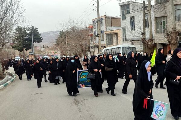 دانش‌آموزان دالاهو در راهپیمایی ۲۲ بهمن غوغا کردند