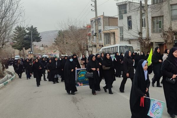 دانش‌آموزان دالاهو در راهپیمایی ۲۲ بهمن غوغا کردند