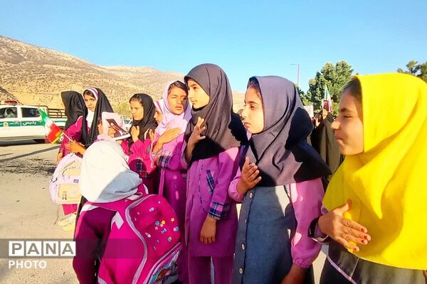 بیعت دانش‌آموزان دیشموکی  با رهبر انقلاب