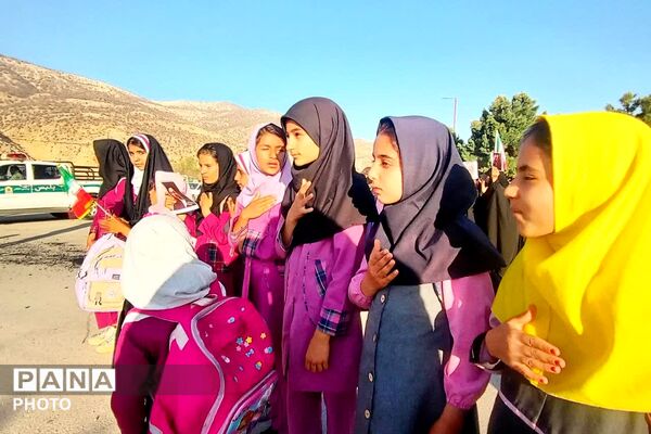 بیعت دانش‌آموزان دیشموکی  با رهبر انقلاب