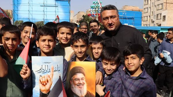  ادای احترام دانش‌آموزان و فرهنگیان شهرستان پاکدشت به مقام شامخ شهیدان مقاومت و شهید سید حسن نصرالله 