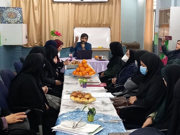 جلسه شورای دبیران در دبیرستان دخترانه فضه 