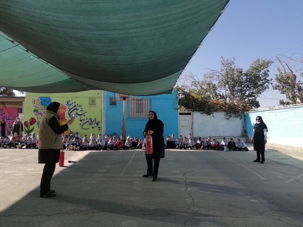 آموزش اطفاء حریق در مدرسه ناهید نخودی
