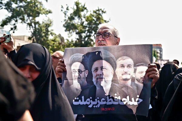 برگزاری مراسم وداع تهرانی‌ها با پیکر ابراهیم رئیسی و همراهانش