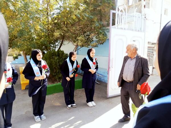 حضور خیر مدرسه‌ساز در دبیرستان دخترانه فاطمیه