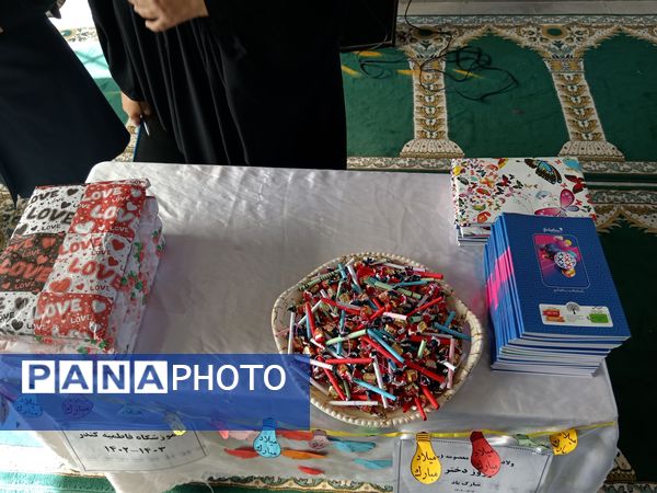 اهدای چادر به مناسبت روز دختر در خلیل‌آباد