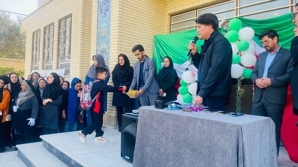 زنگ مهر و زنگ نماز دبستان معلم شهر آشخانه 