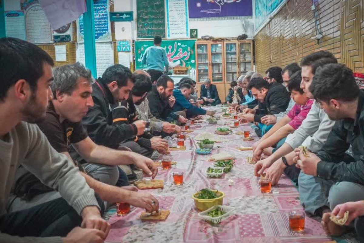 برپایی سفره افطاری در مسجد علی ابن ابیطالب نسیم‌شهر