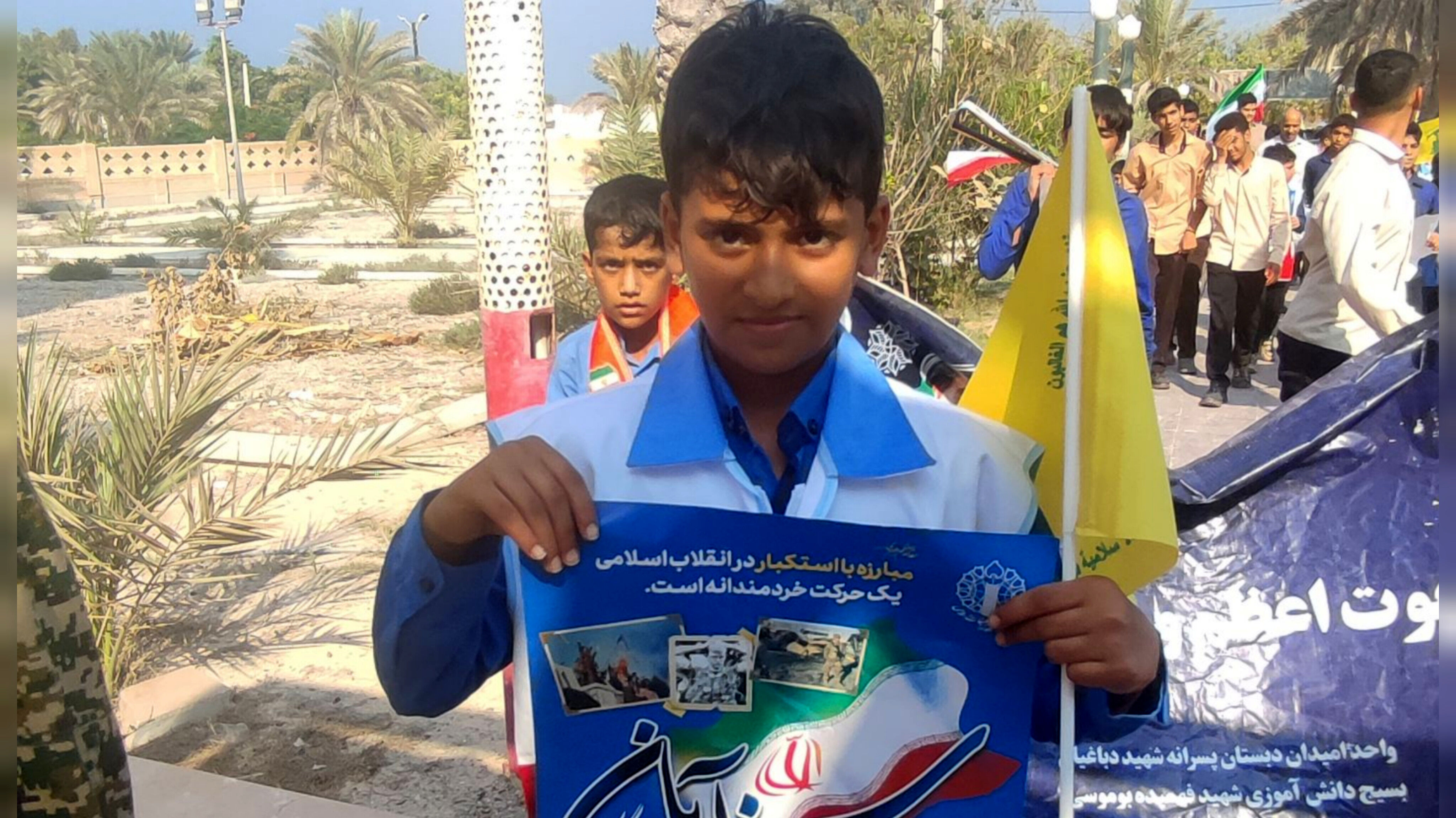 حضور دانش‌آموزان جزیره در راهپیمایی ۱۳ آبان