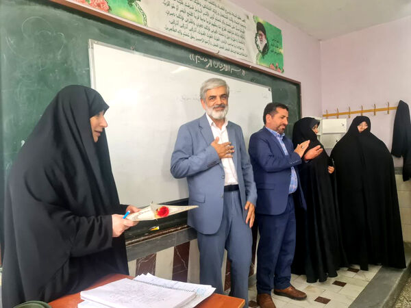 تقدیر مدیر آموزش و پرورش ناحیه 2 قم از معلمان دبیرستان سید احمد فاتحی یک 