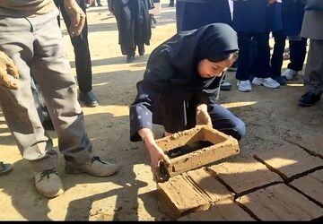 کارگاه آموزش خشت‌زنی در شهرستان زارچ
