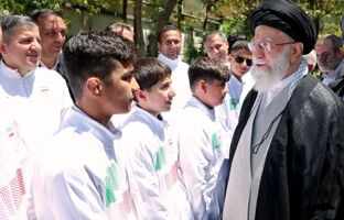 قاب ماندگار؛ عکس یادگاری ‌دانش‌آموزی کاروان امید ایران با رهبر معظم انقلاب