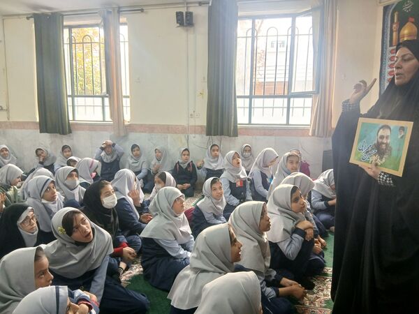 روایتگری زندگی  شهدا از زبان خواهر شهید محرابی دبستان میثاق ناحیه سه