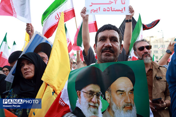 تجمع مردمی بشارت فتح در میدان انقلاب
