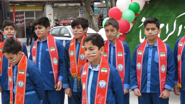 از نوجوان تا کهنسال؛ همه اقشار نورآباد در صف‌های متحد راهپیمایی ۲۲ بهمن
