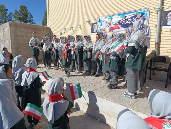 طنین زنگ انقلاب دردبستان خدیجه کبری ابرکوه  
