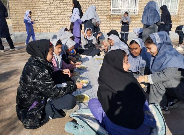 آش نذری‌‌ به‌ مناسبت‌ شهادت‌ امام‌ هادی (ع) در مدرسه تکتم خلیل آباد