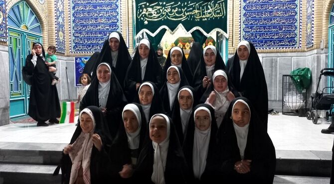 اجرای سرود عشق ولایت دانش‌آموزان دبستان شاهد نرجس 