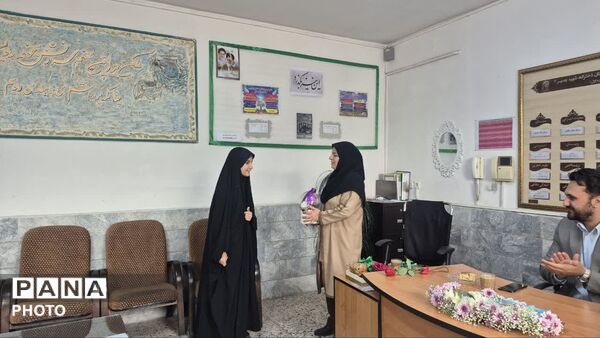  تقدیر از مدیریت دبیرستان دخترانه شهید بصیر با حضور کارشناسان متوسطه اول