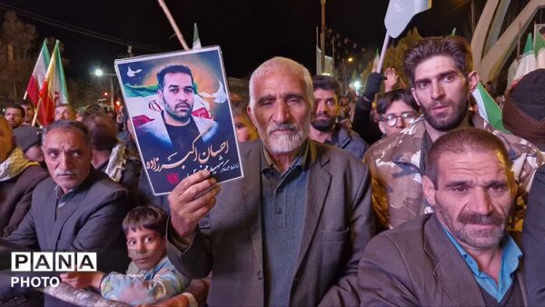 مردم دلفان در شب چهلم مراسم شهید آیت‌الله سید علی خامنه‌ای گردهم آمدند