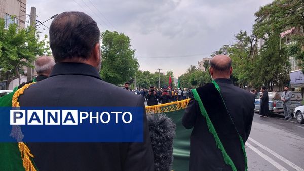 کاروان عزاداری شهیدان خدمت در خیابان‌های شهر اراک