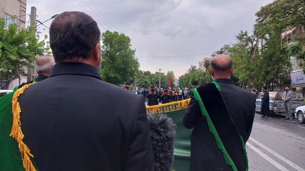 کاروان عزاداری شهیدان خدمت در خیابان‌های شهر اراک