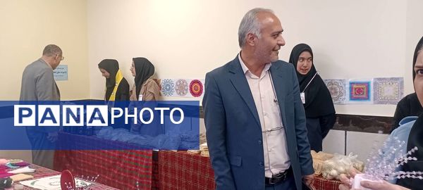 بازدید معاون آموزشی آموزش و پرورش خلیل آباد از بازارچه کار آفرینی جوانه های انقلاب